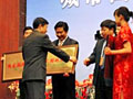 住房和城鄉(xiāng)建設(shè)部副部長仇保興為園林城市頒牌(圖)
