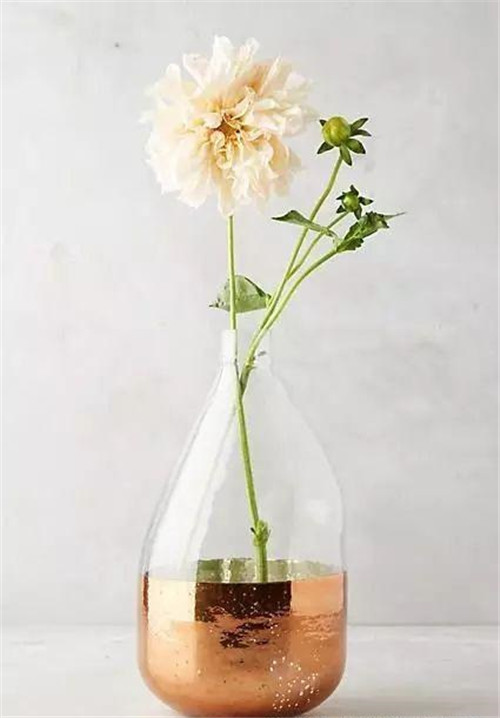 這樣插花，即使花謝了屋子依然會很美