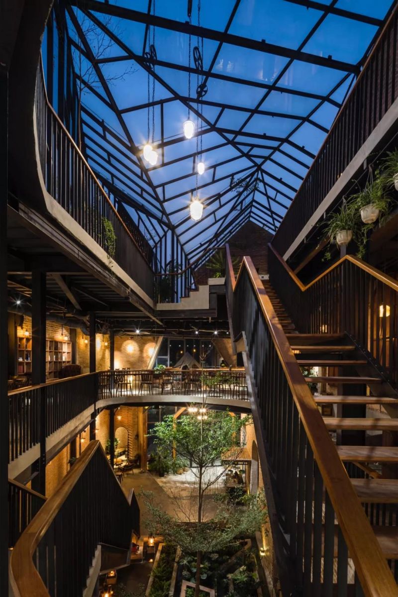 No.1986 咖啡餐廳，奇奇怪怪的‘烏鴉嘴’空間 / Le House