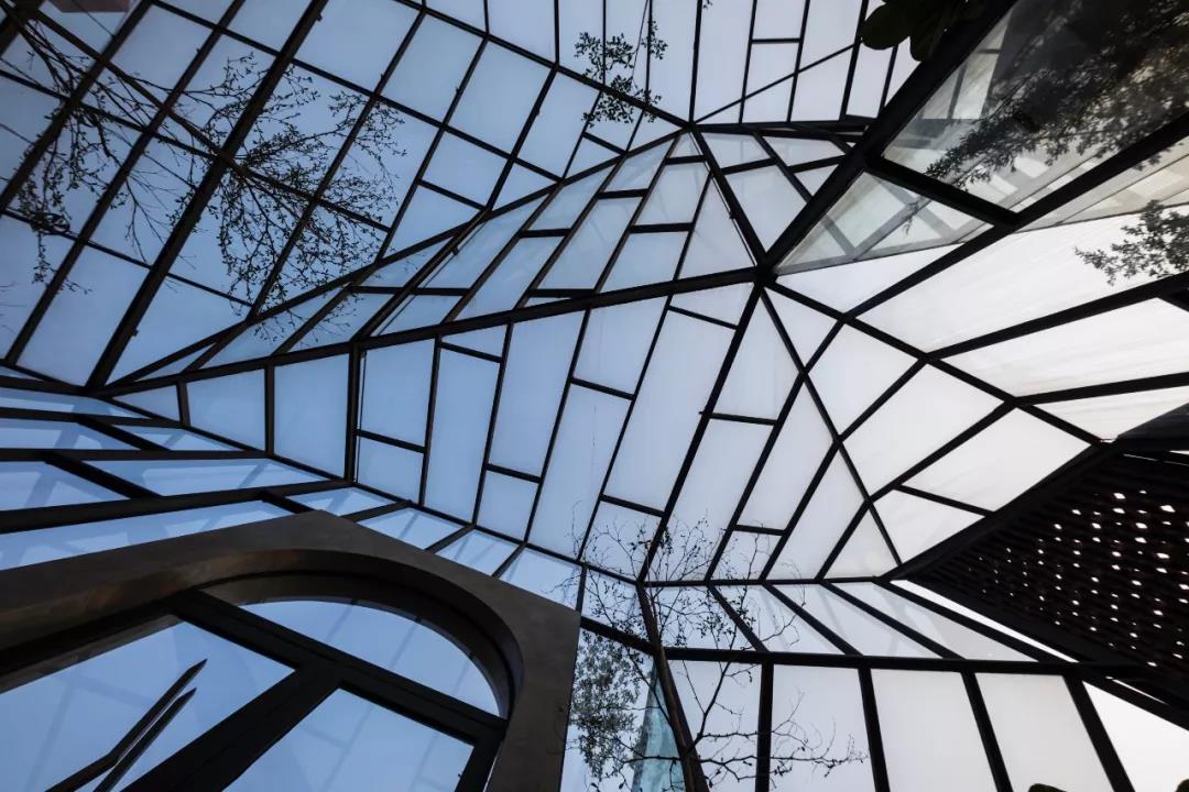 No.1986 咖啡餐廳，奇奇怪怪的‘烏鴉嘴’空間 / Le House