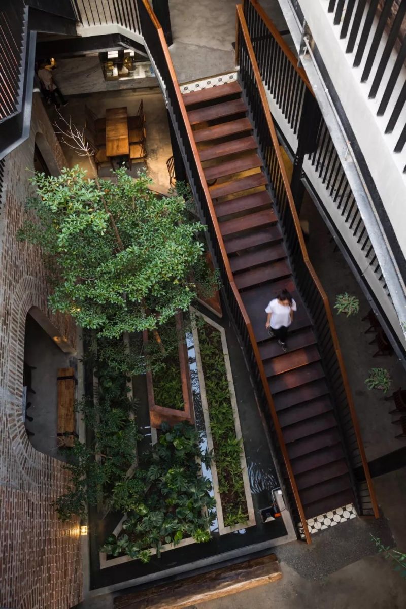 No.1986 咖啡餐廳，奇奇怪怪的‘烏鴉嘴’空間 / Le House