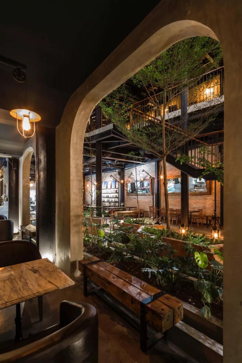 No.1986 咖啡餐廳，奇奇怪怪的‘烏鴉嘴’空間 / Le House