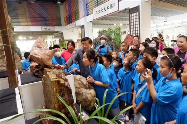 “石·尚北京 童心相約”——“走進(jìn)非遺看北京”非遺文化普及體驗(yàn)活動(dòng)之“觀賞石的花樣年華”
