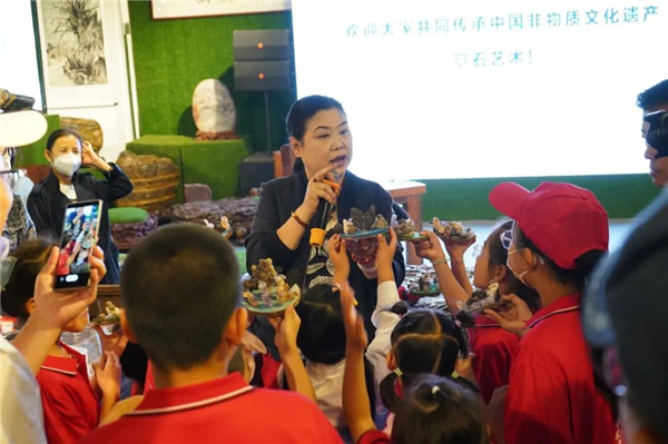 “石·尚北京 童心相約”——“走進(jìn)非遺看北京”非遺文化普及體驗(yàn)活動(dòng)之“觀賞石的花樣年華”