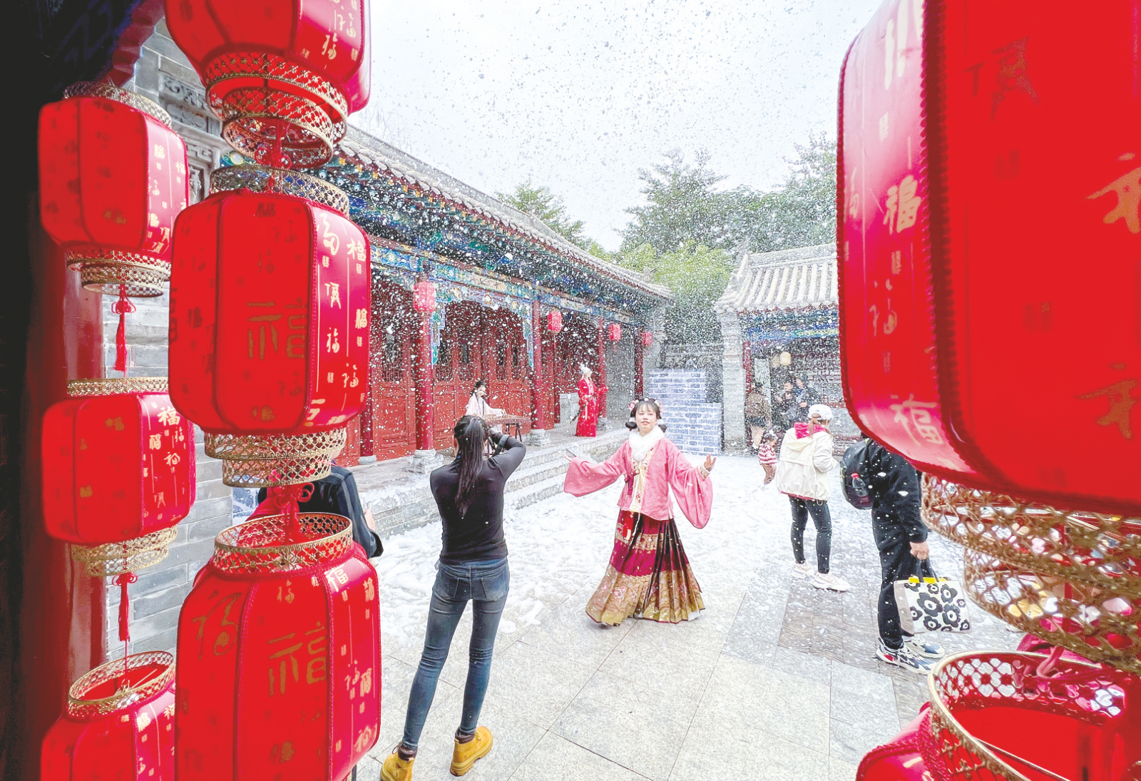 南寧園博園推出浪漫國(guó)風(fēng)“飄雪”活動(dòng)