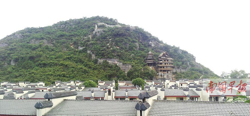 小區(qū)后山上圍出一塊山體，依山建起木樓、涼亭。