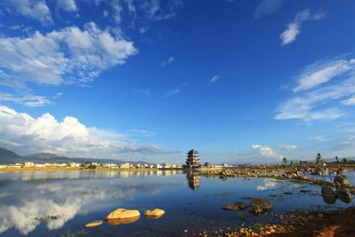 青華?；貧w山間盆地是城市發展智慧