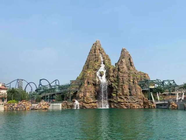 北京環(huán)球影城開園一年記：在疫情的間隙中掙扎